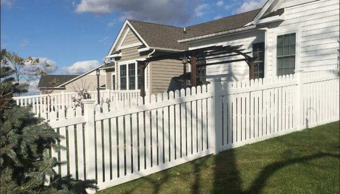 Picket privacy fence