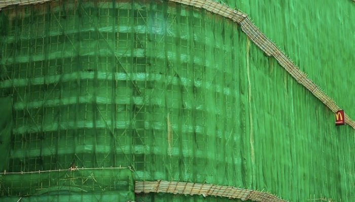 why construction sites are covered with green clothes